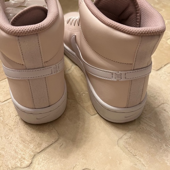 Nike Court Royale 2 Mid Women's shoes in a light soft pink color. Size 9 - Picture 3 of 9